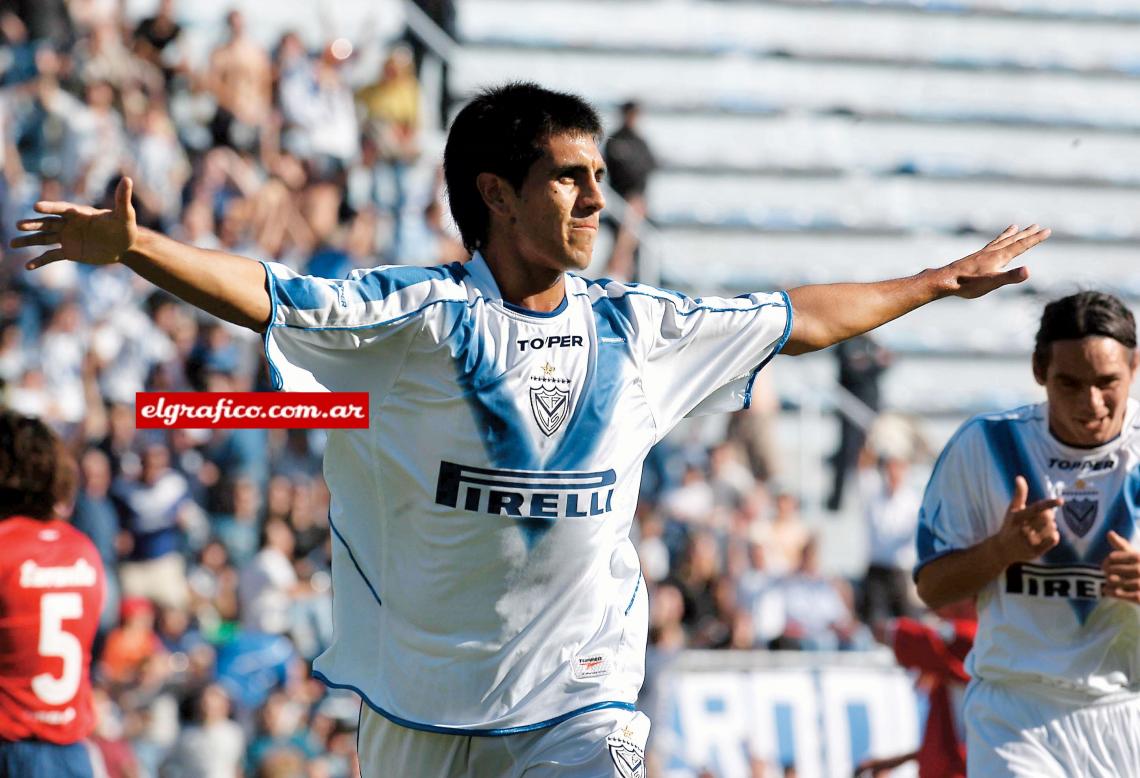 Imagen Gol a Independiente y el avioncito que despega. Castroman goza; Carrizo, sufre.