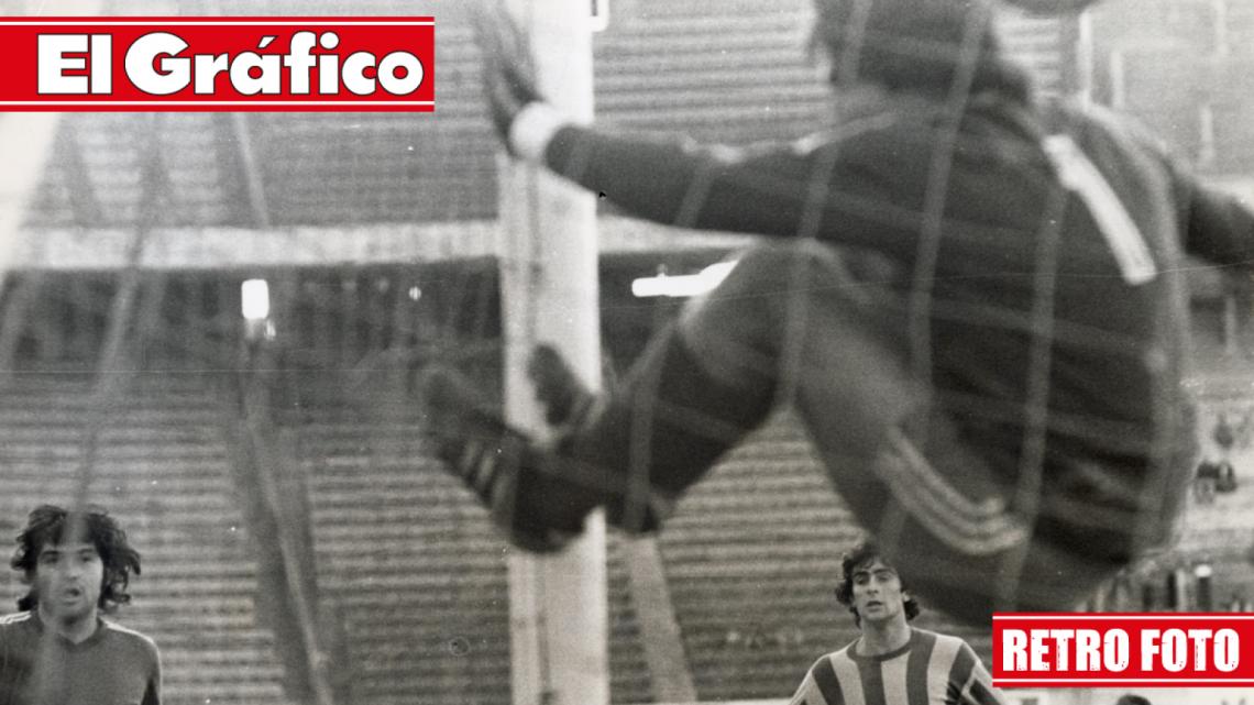 Imagen 1976. Mario Kempes, gol y el acrobático intento de Esteban Pogany por evitarlo
