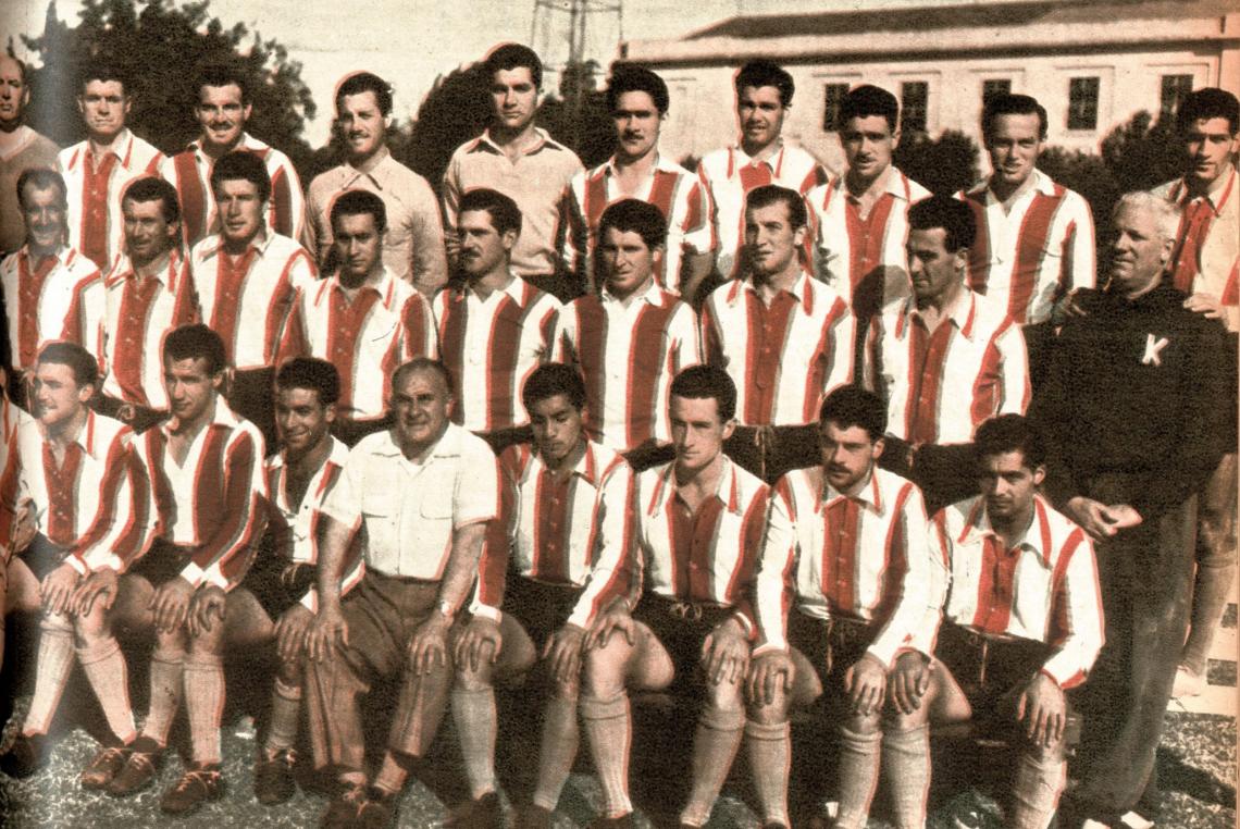 Imagen Este es el plantel casi completo (falta Scialino) de Estudiantes 1954, que ganó el campeonato de ascenso. Fila superior, de izq. a der.: Romo, Casanueva, Capozzio, Gioffre, Silvero, Quiñones, Aragón, Bouché, Antonio. Fila del medio: Garcerón, Colombo, Alvarez, Pirez, Rolando, Urriolabeitía, Maceroni, Pelegrina, Taddei (kinesiólogo). Sentados, primera fila: Chena, Quaglia, Ruggeri, Fortunato (preparador físico y director técnico), Molina, Mogaburu, Borlando, Noguera. Jugó 34 partidos, ganó 19, empató 8, perdió 7; goles a favor: 69; en contra: 35; puntos: 46, seguido por Colón Y Argentinos Juniors con 43.