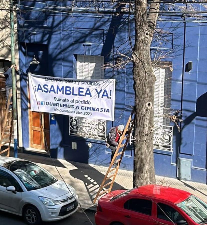 Imagen La pancarta que apareció en la sede social de calle 4. Foto: TriperoManíacos