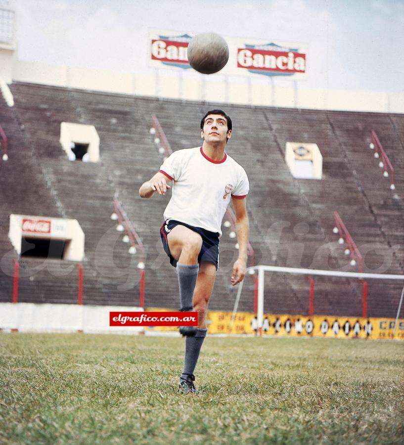Imagen Emblema de Huracán. Debutó en 1967, permaneció en el club hasta 1976, tras su paso por el fútbol español, volvió al Globo donde jugó entre 1979 y 1980.