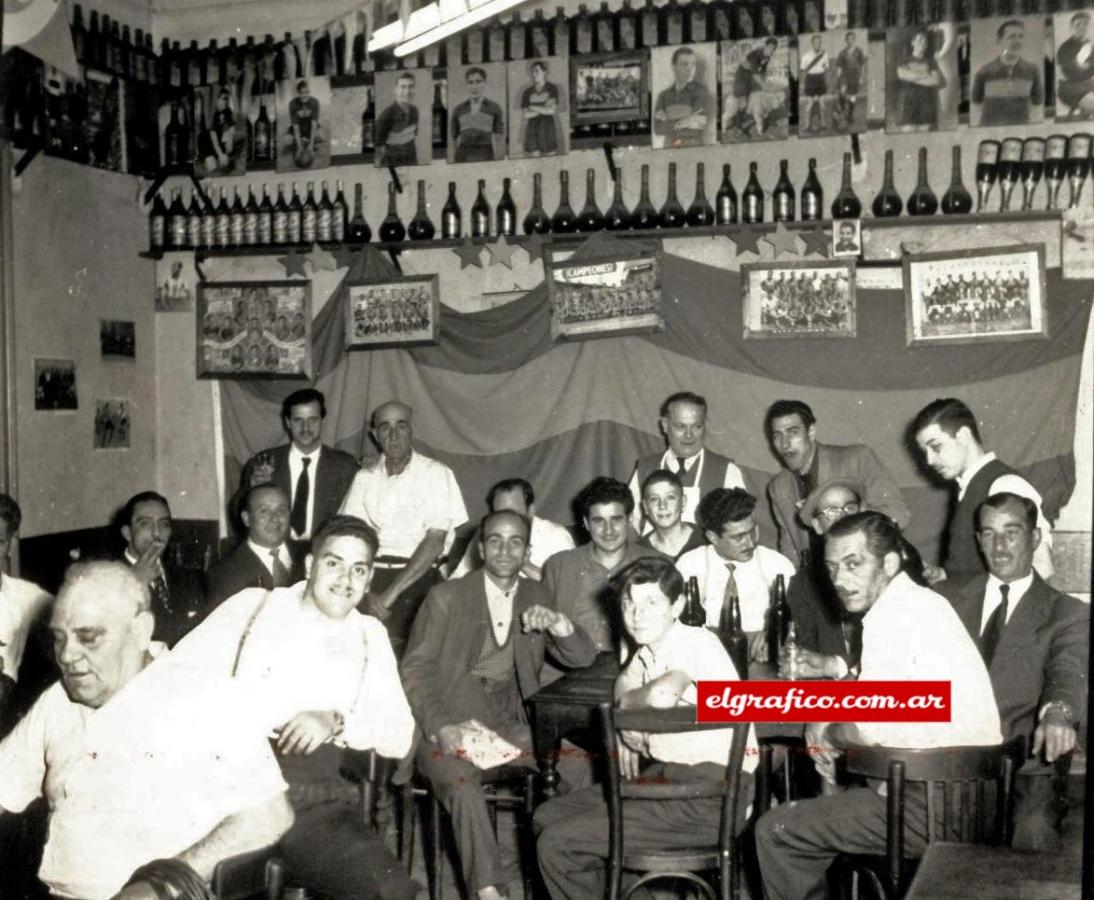 Imagen Las láminas de El Gráfico con retratos de viejos cracks de Boca y equipos campeones decoran muchos bares y restaurantes del barrio, los que el jueves no dieron abasto ni en capacidad ni en stock de mercaderías para atender a la innumerable clientela.