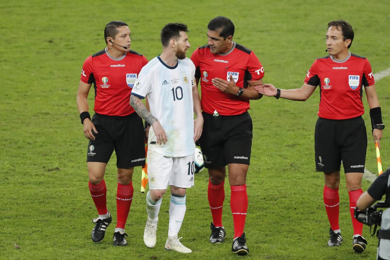 Imagen Messi discute con Zambrano camino al vestuario. La historia habría cambiado con un llamado del VAR.