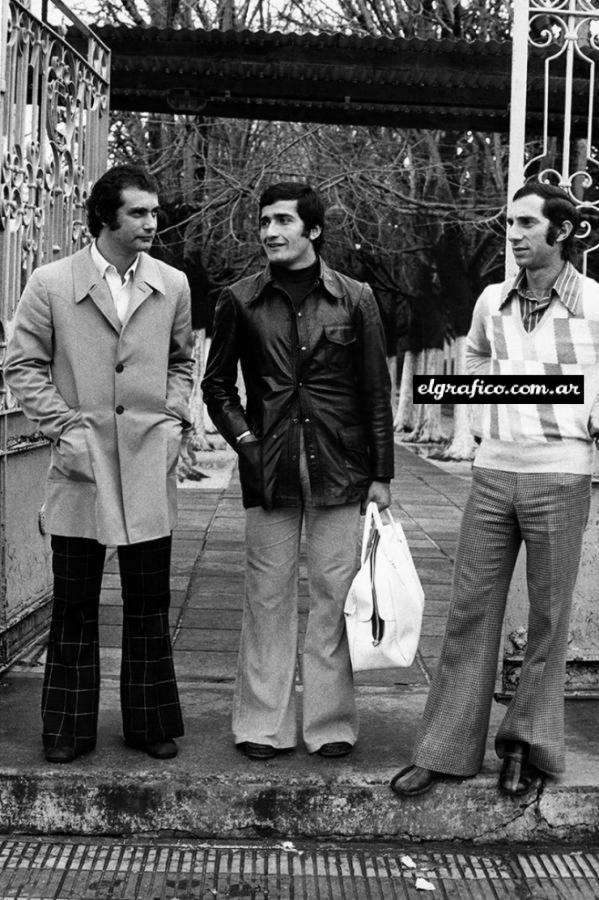 Imagen Vestido a la moda de los años 60, entre Eduardo Luján Manera y Carlos Bilardo.
