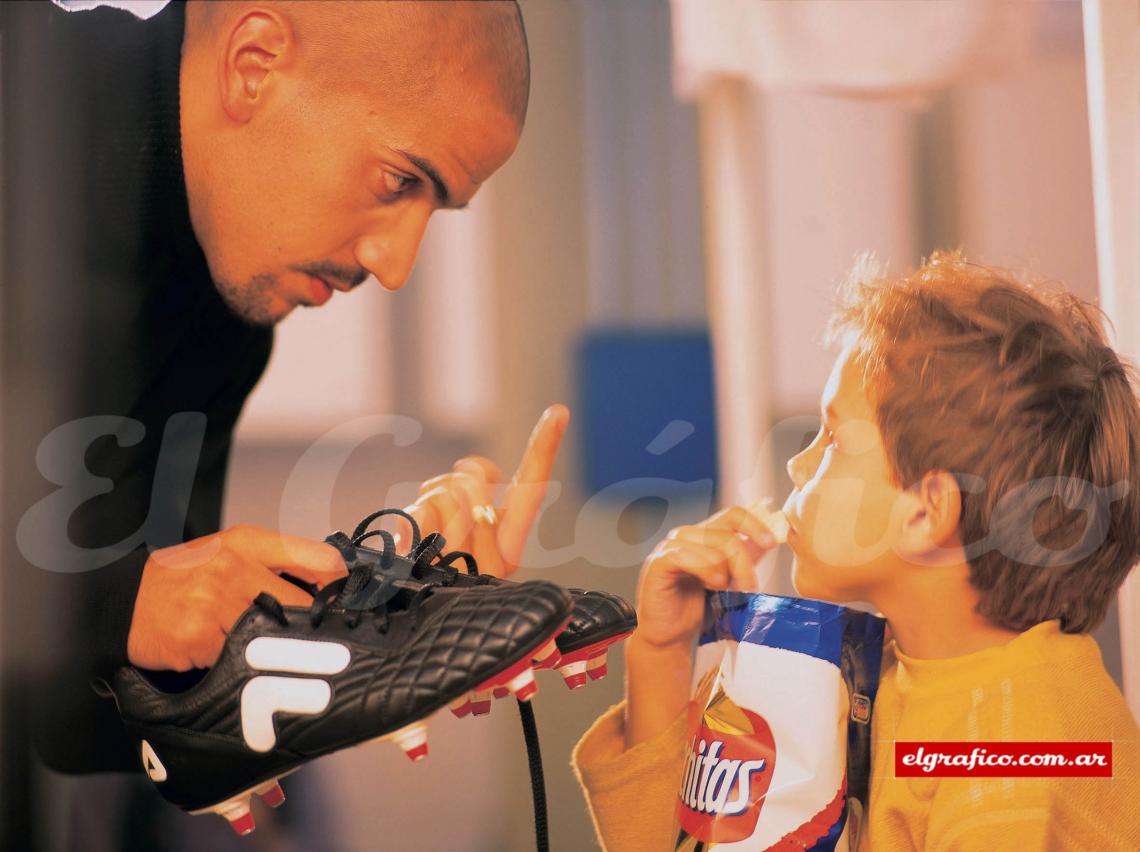 Imagen Verón tiene antojo de papas fritas y consigue un paquete a cambio de los botines... más el resto del equipo.