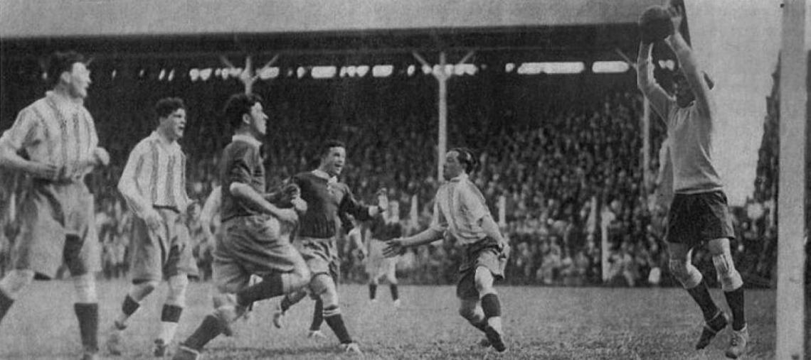 Imagen El 27 de septiembre de 1931 Racing aplastó a Independiente por 7-4 en el primer clásico de Avellaneda disputado por el profesionalismo. En La foto Botasso , arquero de “La Academia” atrapa el balón ante ñla arremetida de Enrique Fernández y Ravaschino.