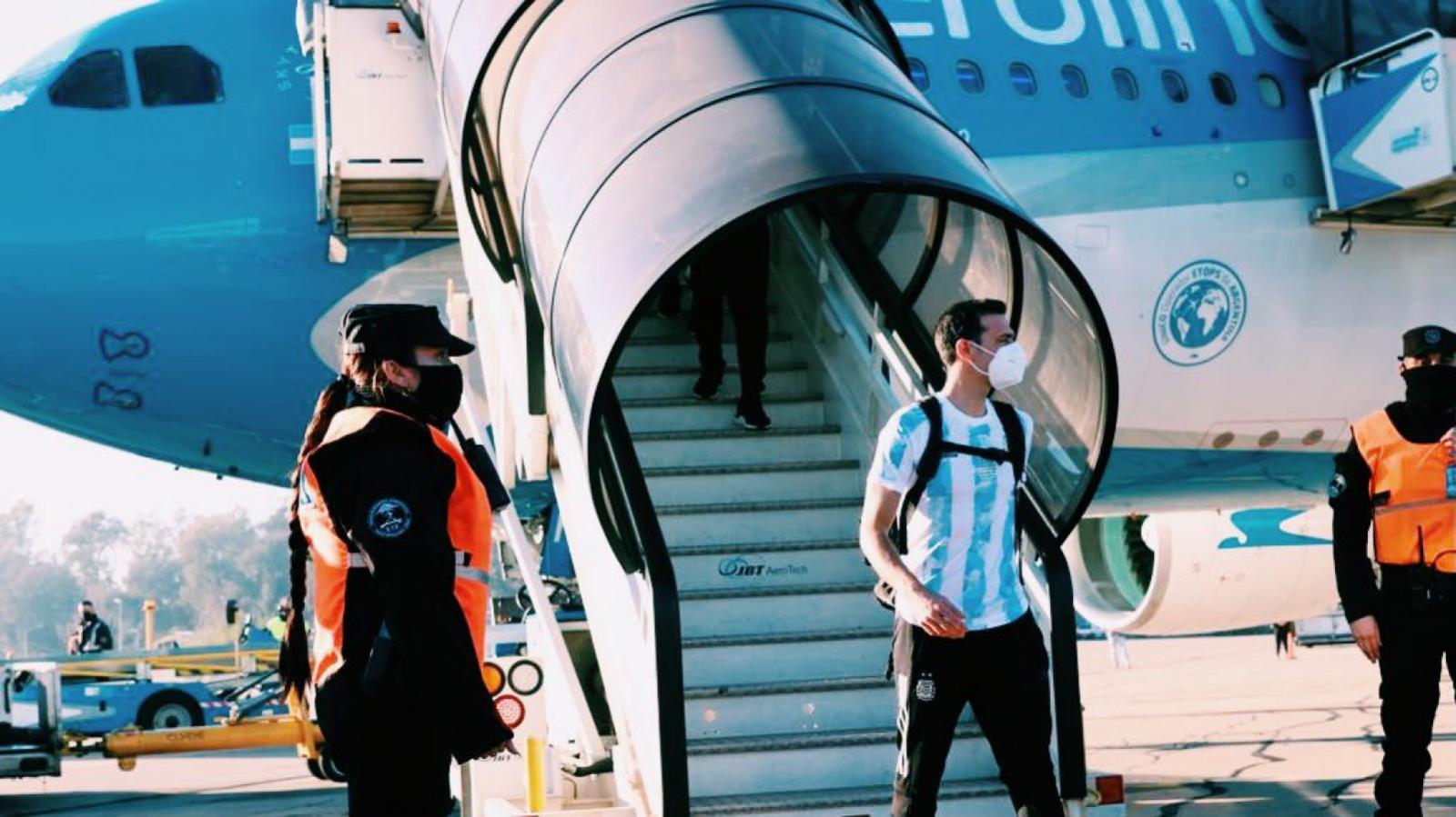 Imagen Scaloni viajó con la camiseta de la Selección Argentina (@Aerolineas_AR)