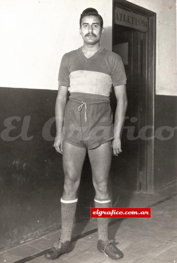 Fue un emblema del Xeneize. Ganó los Campeonatos de Primera División de 1943 y 1944.