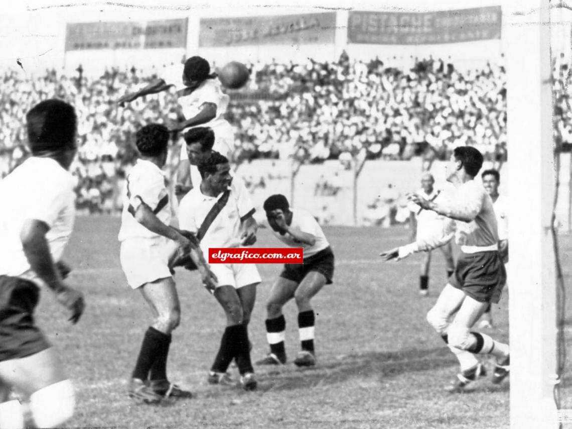 Imagen Ejecutando un buen salto consigue el peruano Magallanes cabecear la pelota, pero la jugada tuvo consecuencias.