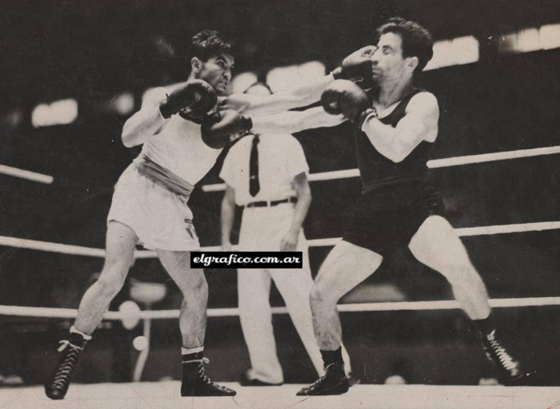 Imagen Londres, agosto de 1948. La izquierda de Pascualito llega al rostro del italiano Bandinelli. Le ganó por puntos y logró el título olímpico. 