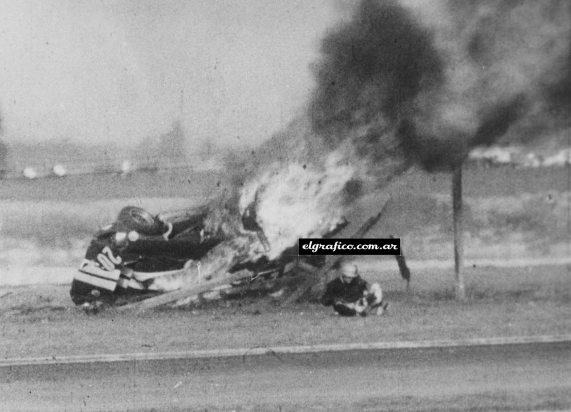 Imagen Ahora se ha sentado de frente a la cámara y continúa sacándose los restos de ropa. Ya se han extinguido las llamas que consumieron la nafta derramada durante el impacto. 