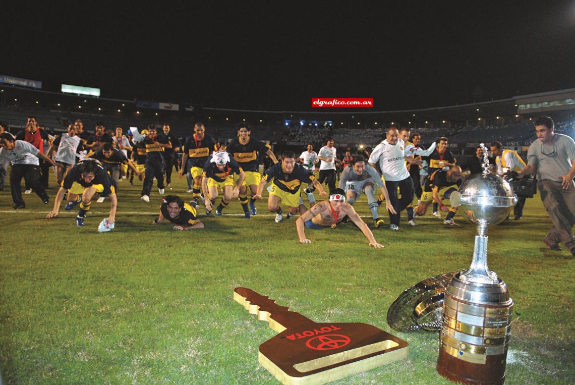 Imagen De palomita a la gloria. Una tradición festiva que Boca adoptó desde la época de Carlos Bianchi.