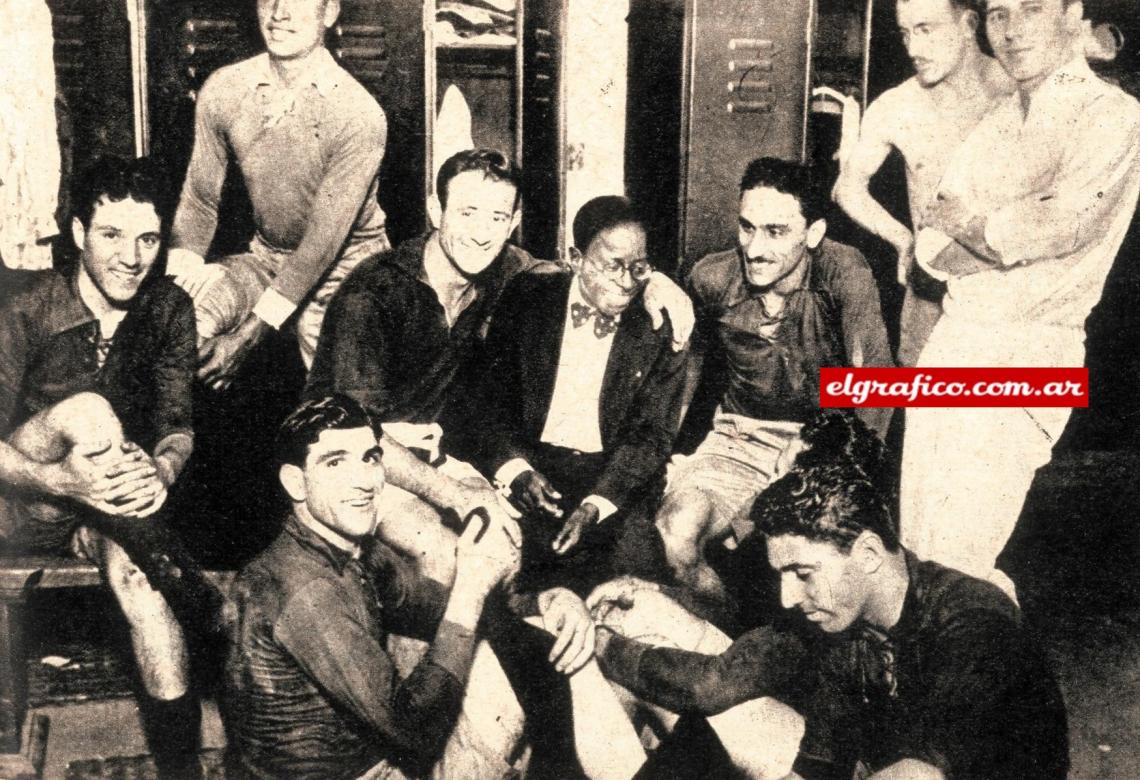 Imagen José N. Volante en los vestuarios del estadio Centenario de Montevideo. Era por entonces jugador de Ferrocarril Oeste, Con él, Patrignani, Gilli, Rival, Manato, Infante.
