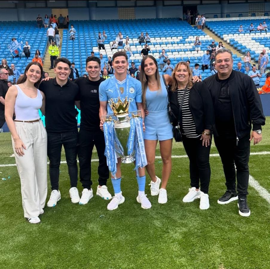 Imagen Julián Álvarez festejó el título junto a su familia.
