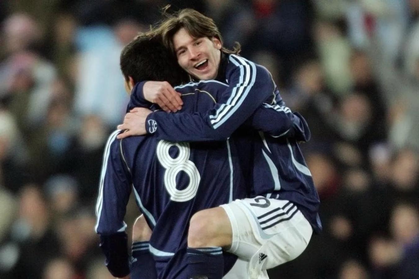 Imagen Messi celebra con Riquelme el primer tanto con la camiseta de la Selección Argentina