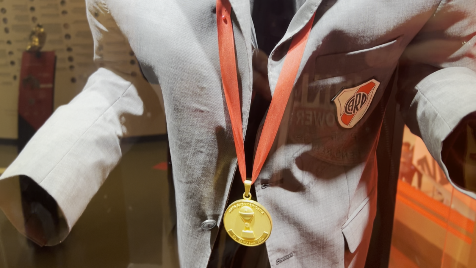 Imagen El saco de Gallardo, con el que ganó la Copa Sudamericana 2014, descansa en el Museo de River