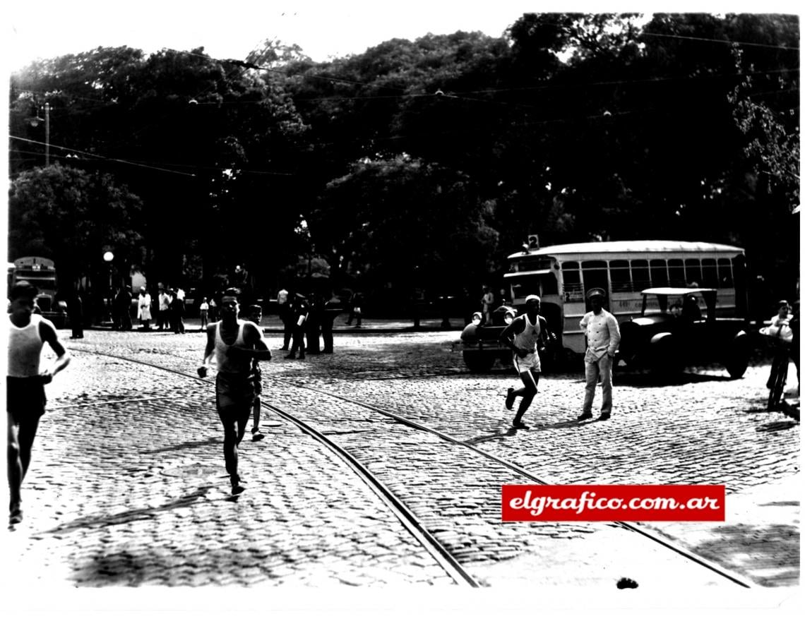 Imagen Los corredores acompañan a las vías del tranvía. Avanzan con entusiasmo sobre el camino de adoquines.