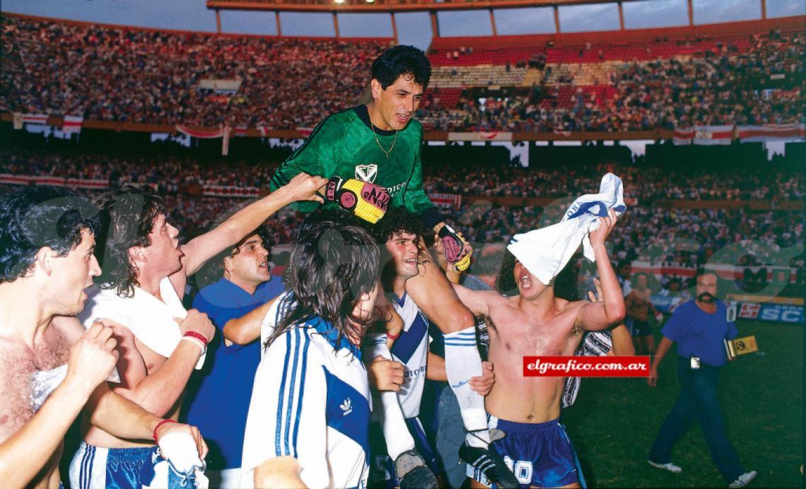 Imagen A los 40 años tiene su despedida del fútbol como jugador en Vélez jugando un partido extraordinario, justamente, frente a River. Sin fallas, le atajó un penal a Da Silva y El Gráfico le puso el puntaje perfecto.