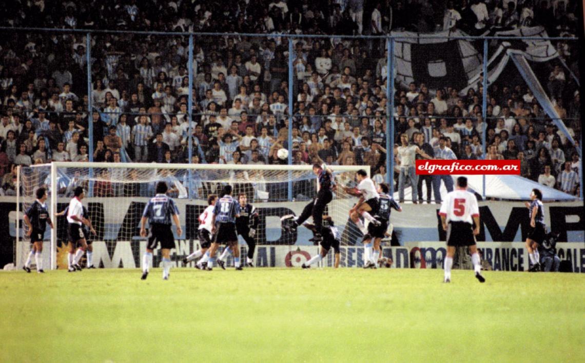 Imagen El gol histórico a Racing sobre la hora. Esa noche fue llevado en andas.