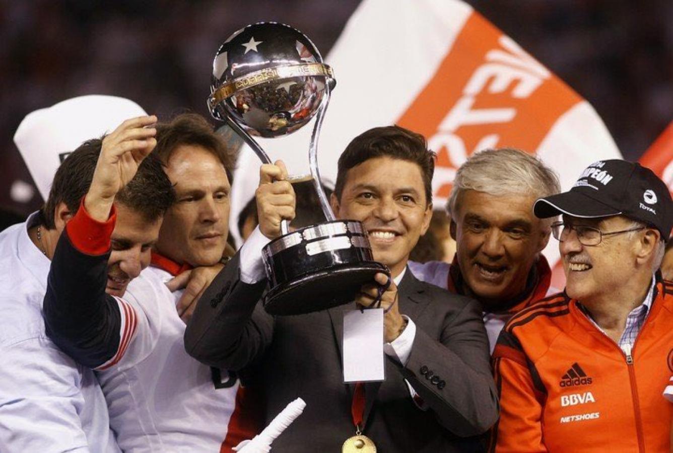 Imagen Gallardo levantando la primera de las doce copas que obtuvo como entrenador de River: la Sudamericana 2014.