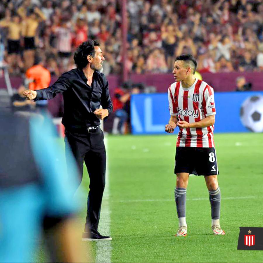 Imagen Domínguez le da indicaciones a Zuqui. El mensaje del Barba les llegó a los jugadores. 