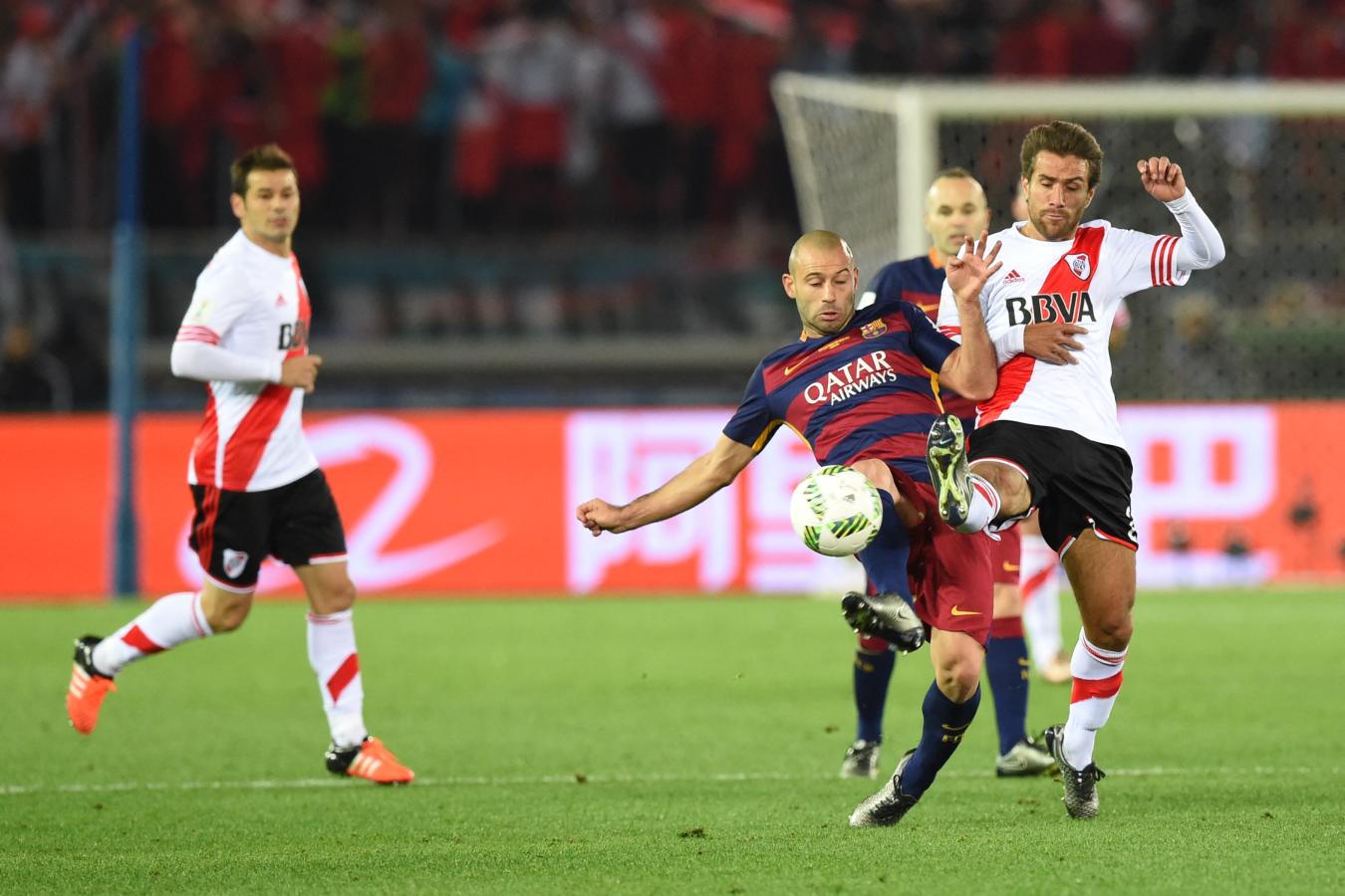 Imagen Mascherano disputa el balón con Ponzio. Barcelona goleó 3-0 a River. Foto: AFP.