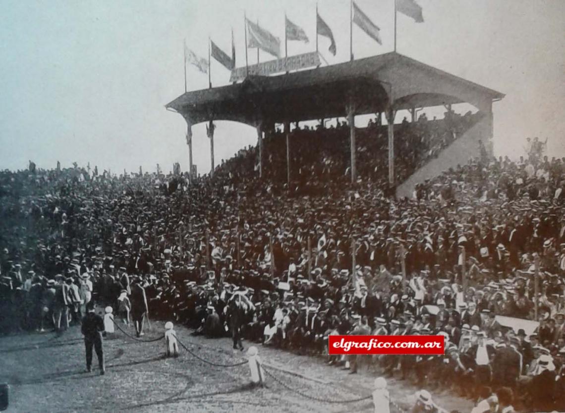 Imagen ARGENTINA 4 – BRASIL 1. Parte del enorme público que acudió a presenciar el encuentro. A la izquierda se ve un grupo de sedientos posesionándose de una canilla de riego. 