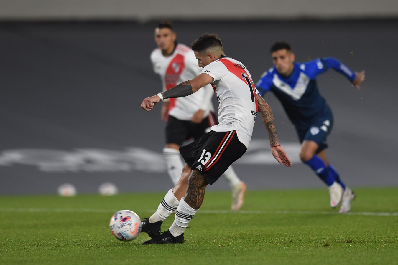 Enzo Fernández cruzó el derechazo y marcó su primer tanto con la camiseta del Millonario. Foto @RiverPlate