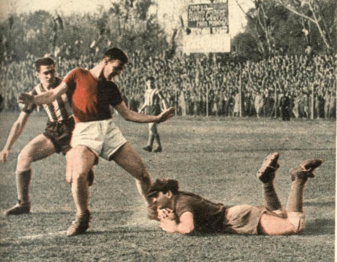 Imagen Una intervención de riesgo para Quatrocchi, el guardavalla de Central, que en el clásico rosarino repitió sus buenas actuaciones de jornadas anteriores. Runzer, eje delantero de Newell's, arremete vigilado por Armándola.