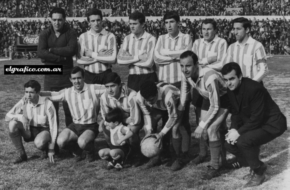 Imagen Entre los brazos del Chango Cárdenas y en el medio del Equipo de José. Esa mascotita es Gustavo Costas. Tenía tres años de edad.
