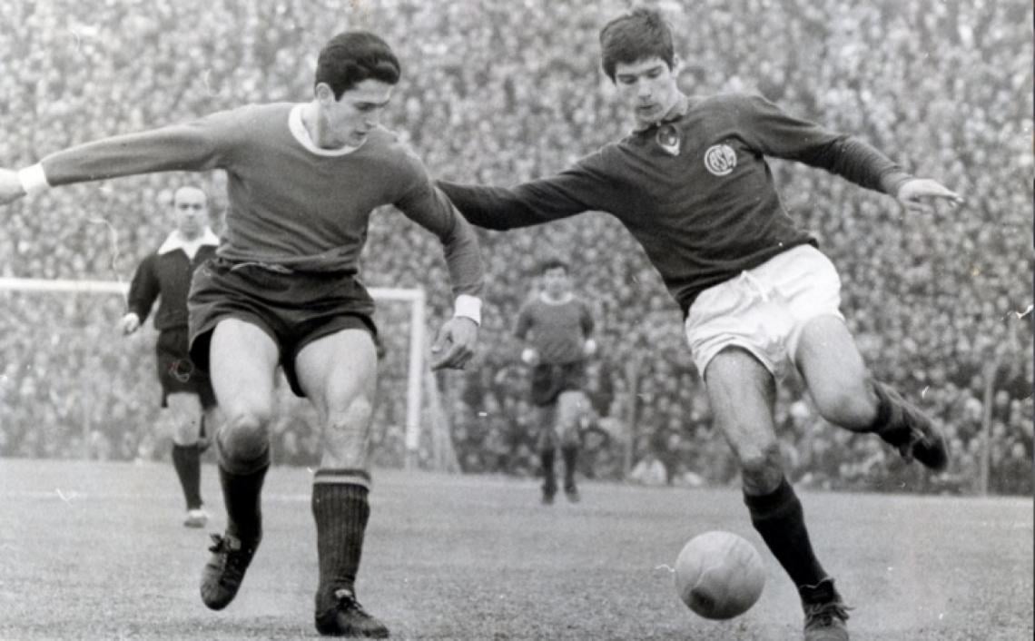 Imagen 30.8.64. San Lorenzo 3 - 1 Independiente. El Bambino domina la pelota frente a Juan Carlos Guzmán. Ese día hizo los 3 goles del club de Boedo. Foto: Humberto Speranza.