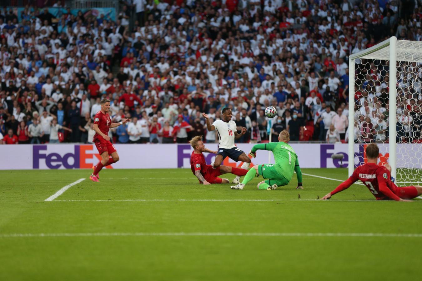 Imagen  Simon Kjaer intenta cerrar a tiempo ante la llegada de Sterling pero no hace más que marcar involuntariamente el empate inglés. Foto: @EURO2020