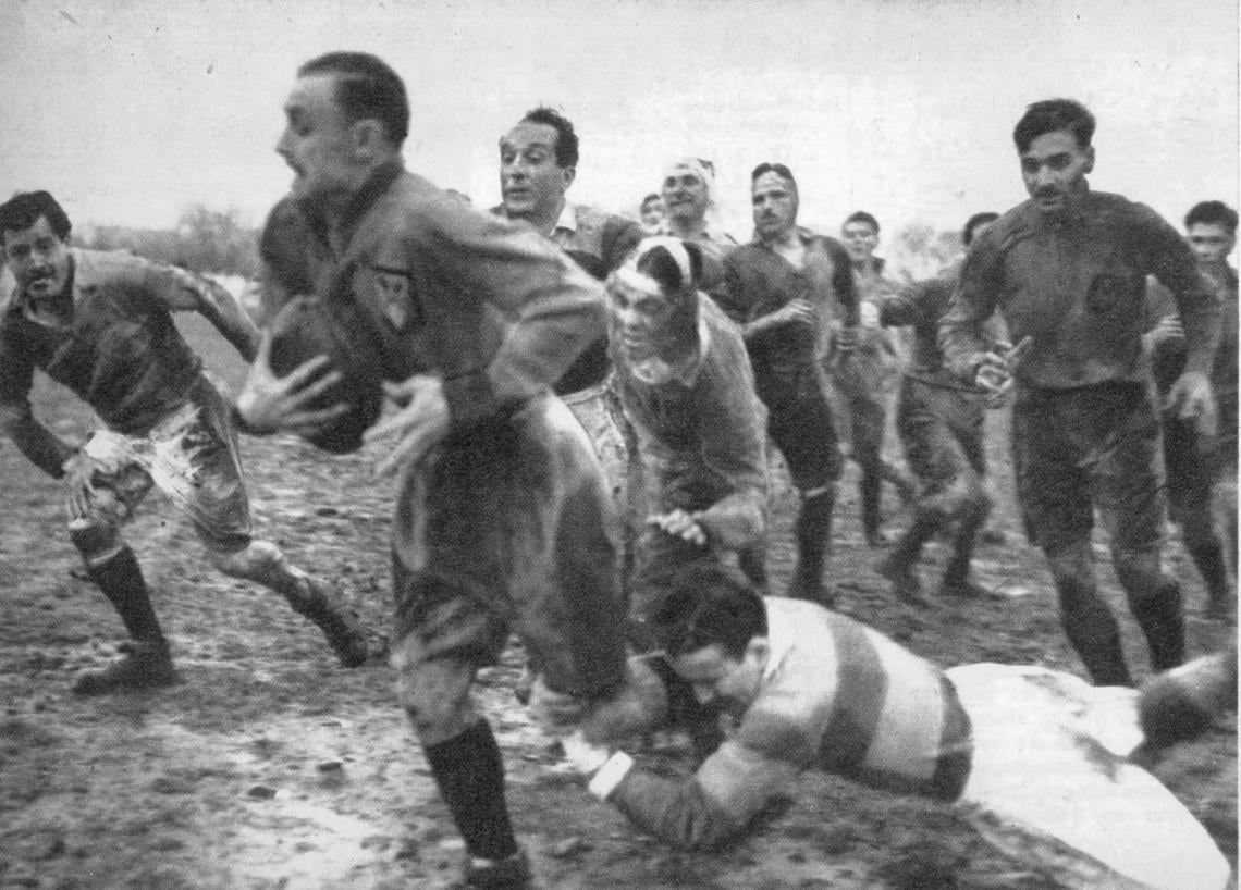 Pascual Bereciartúa inicia una escapada por el wing en el primer tiempo, pero el intento no prospera, pues Camba le hace un buen tackle bajo. Luis Durán, Barradas y Domingo Bereciartúa son los que apoyan más de cerca al atacante, mientras que Istueta Landejo, Gutiérrez y Grana se aprestaban a cubrir la defensa. (Fotos A. Sanjurjo).