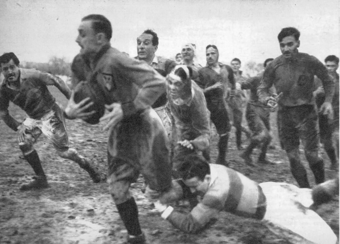 Imagen Pascual Bereciartúa inicia una escapada por el wing en el primer tiempo, pero el intento no prospera, pues Camba le hace un buen tackle bajo. Luis Durán, Barradas y Domingo Bereciartúa son los que apoyan más de cerca al atacante, mientras que Istueta Landejo, Gutiérrez y Grana se aprestaban a cubrir la defensa. (Fotos A. Sanjurjo).