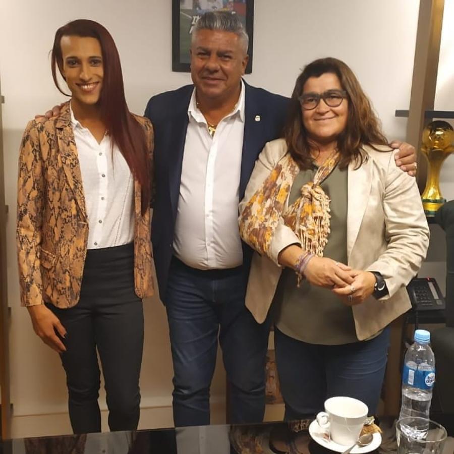 Imagen Felicicad total junto a Claudio Tapia y su representante no hegemónica Lorena Berdula. Ese día fue habilitada para jugar en AFA.