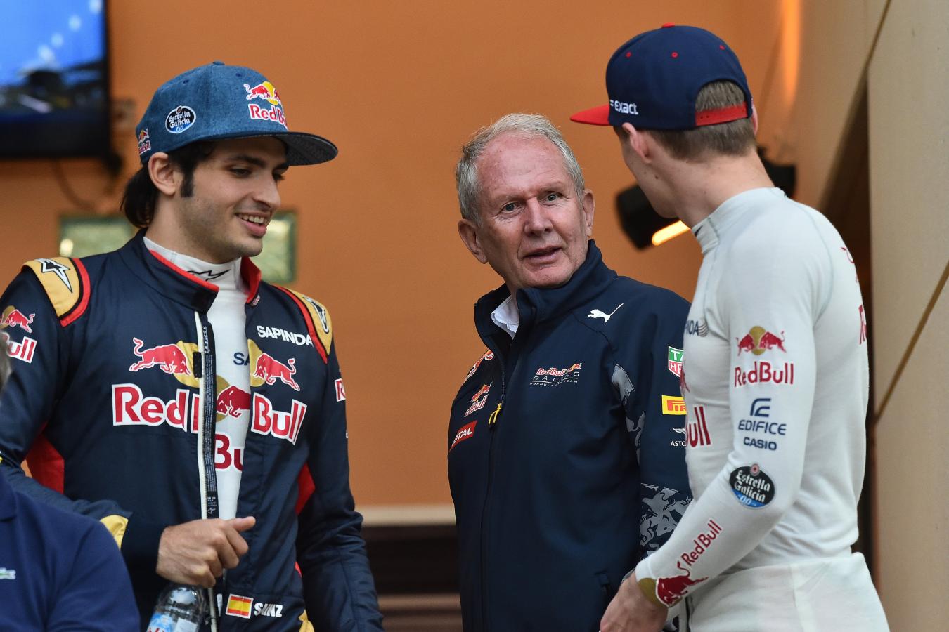 Imagen Helmut Marko entre medio de Sainz y Verstappen durante la estadía de ambos en Red Bull.