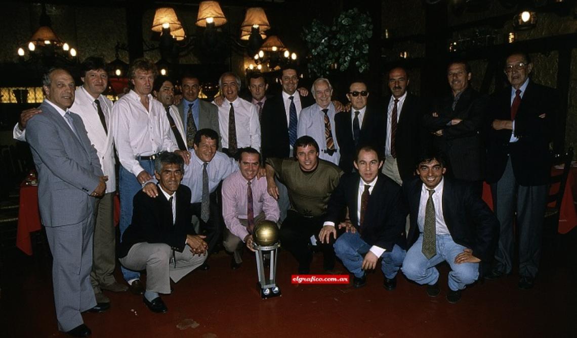 Imagen Los campeones reunidos en 1993 por EL GRÁFICO. Arriba, desde la izquierda: Miguel Angel Raimondo, Carlos Gay, Antonio Moreyra, Rubén Galván, Miguel Angel López, Eduardo Antonio Commisso, Alejandro Estanislao Semenewicz, Miguel Angel Santoro, Nilo Bonell, Miguel Fernández Schnorr, Ricardo Elbio Pavoni, Roberto Oscar Ferreiro, Saturnino Las Heras. Abajo: Francisco Pedro Manuel Sá, Agustín Alberto Balbuena, Eduardo Andrés Maglioni, Ricardo Daniel Bertoni, Ricardo Enrique Bochini y Hugo Saggioratto.