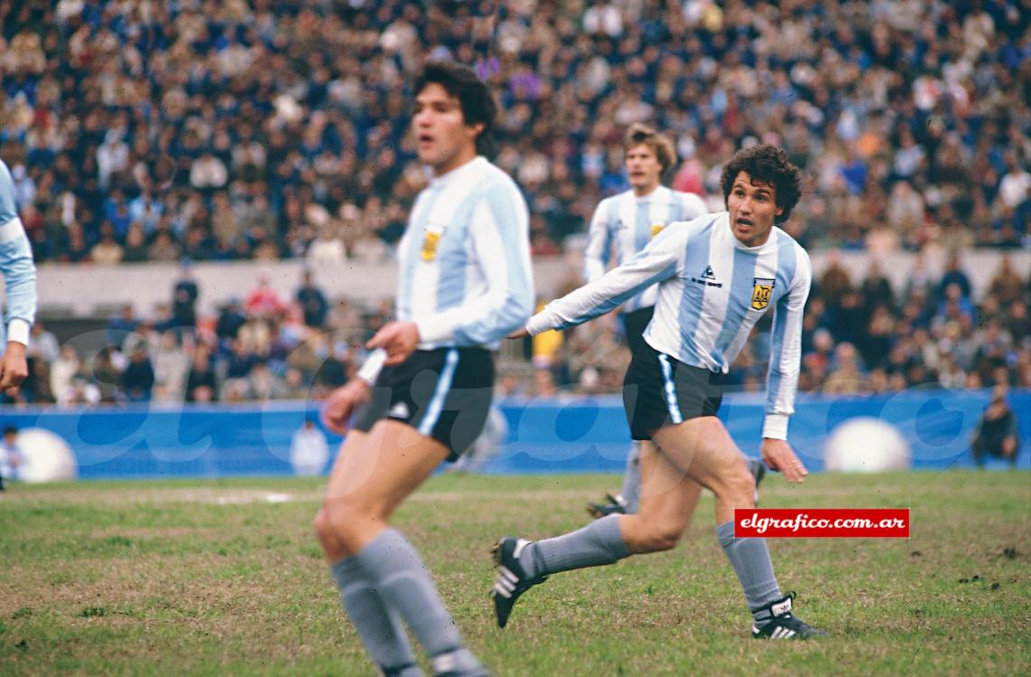 Imagen En la seleccion jugó poco, con Bilardo y Basile. Se quedó con ganas de un Mundial. En la foto con Burruchaga adelante y Trossero detrás.