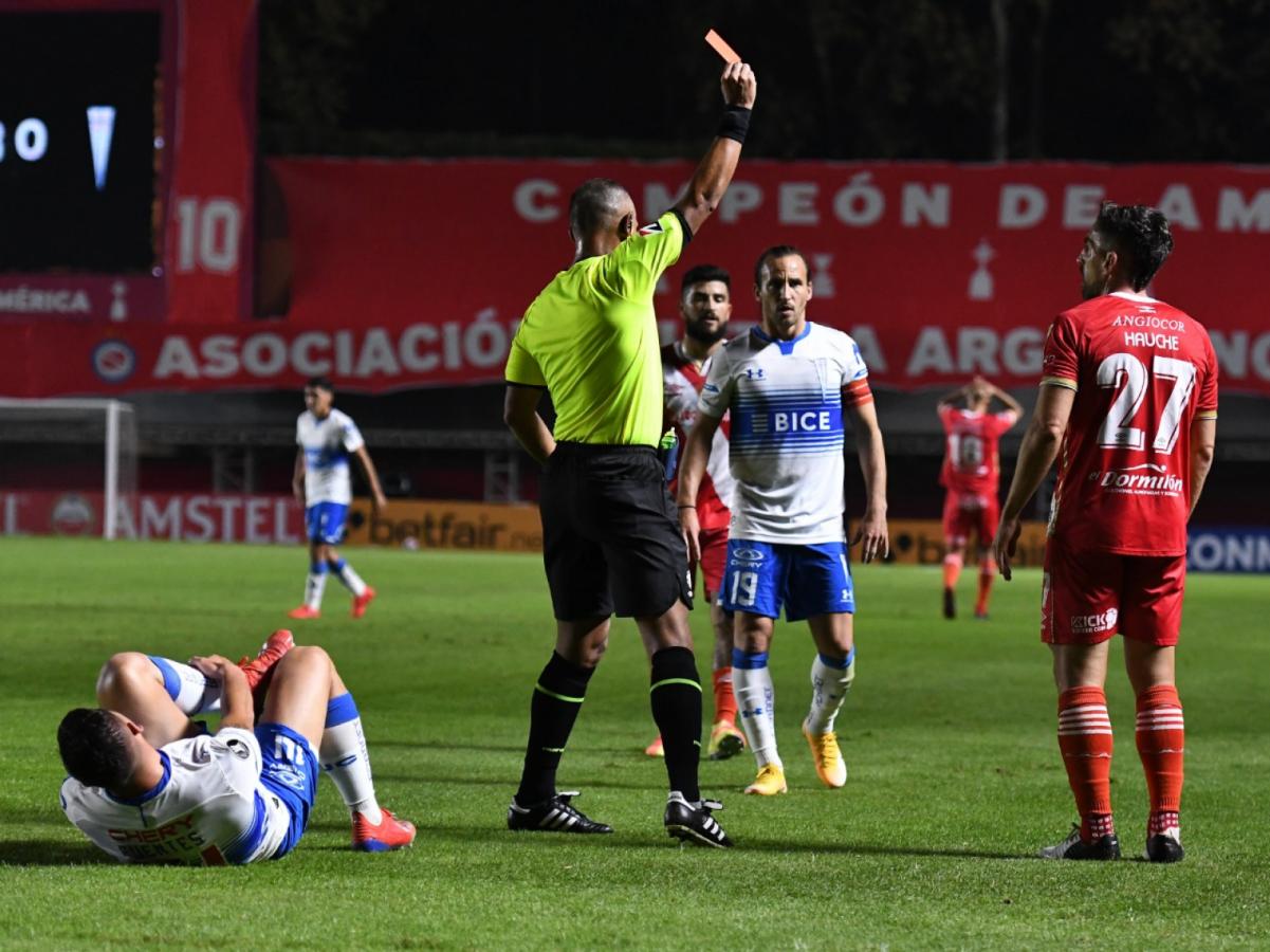 Imagen Sampaio le muestra la tarjeta roja a Hauche. Foto: Staff Images / CONMEBOL