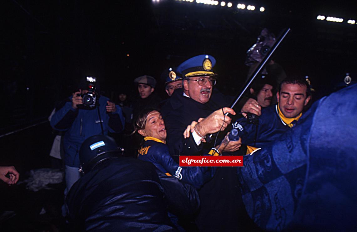 Imagen Claudio Paul Caniggia y Darío Oscar Scotto, desencajados, forcejean con la policía. Boca había arrancado mejor, estaba en ventaja, pero un cabezazo de Camps —que Navarro Montoya desvió antes de que transpusiera la línea de gol— fue el inicio del escándalo. Después, llegaron los goles de Chilavert, las expulsiones...