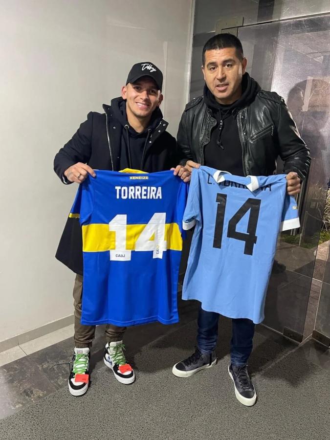 Imagen Lucas Torreira confesó que habla mucho con Riquelme sobre su futuro en Boca.