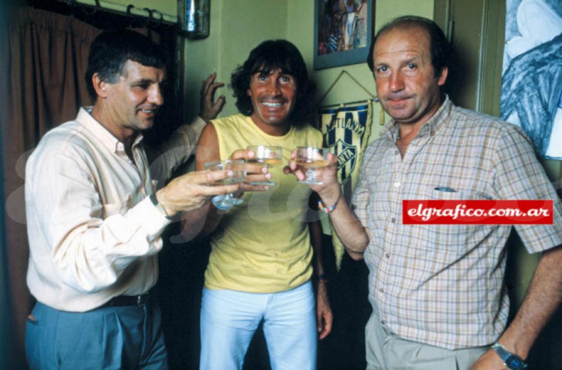 Imagen Luis Artime, Hugo Gatti y Carlos Griguol brindan en Atlanta dos décadas después de compartir la pensión del club a principios de los 60. “Sin ellos hubiera sido un borracho de campo”, reveló Gatti.