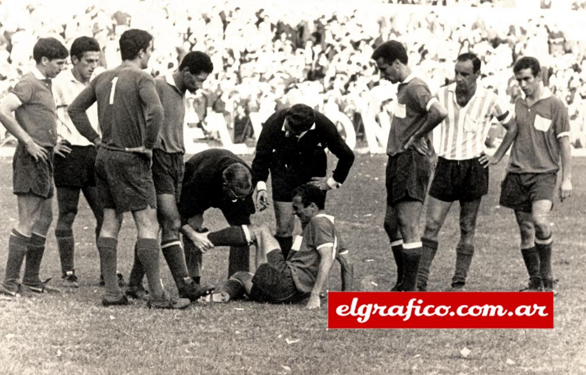 Imagen En un clásico de Avellaneda, quedó tirado en el piso.