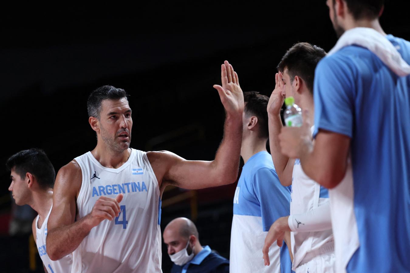 Imagen MISIÓN CUMPLIDA. Luis Scola recibe el saludo de sus compañeros, tras completar una gran noche con doble dígito (23 puntos y 10 rebotes).