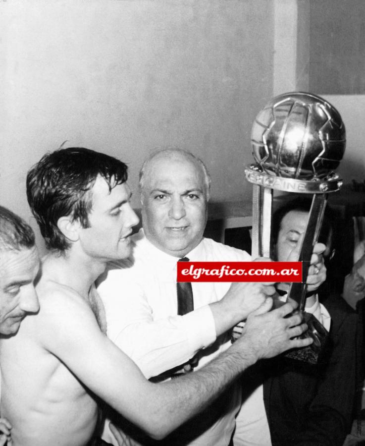 Roberto Perfumo, con la Copa Intercontinental.