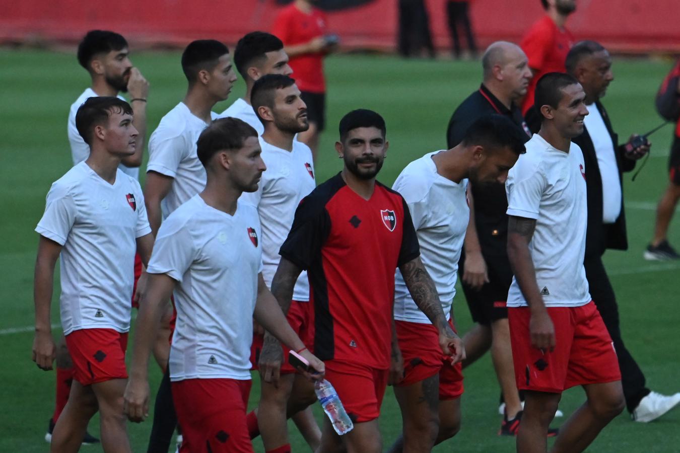 Imagen Los jugadores de Newell's, durante el banderazo.