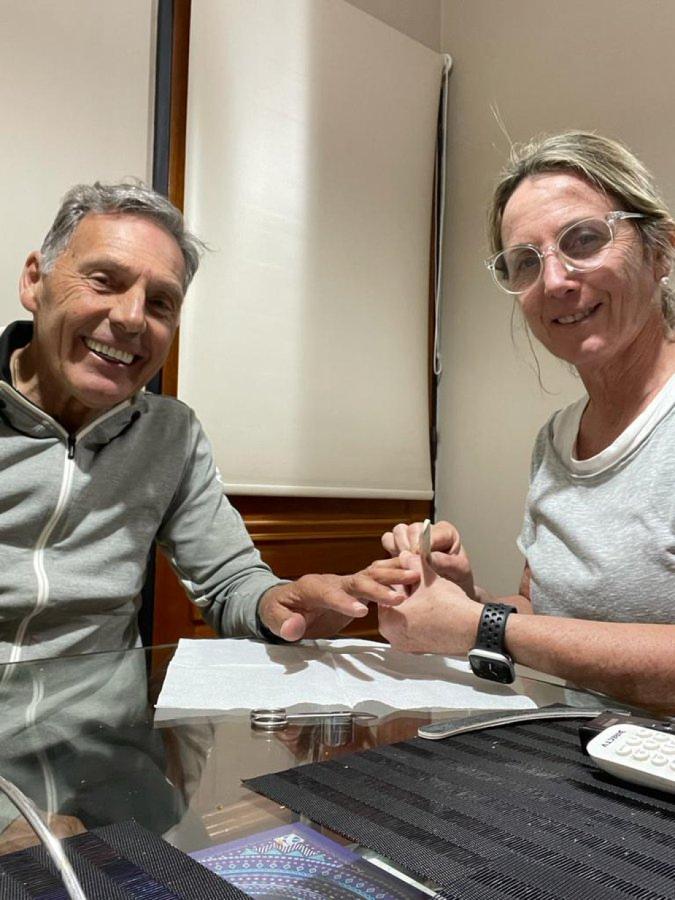 Imagen Tras el triunfo ante Newell's, Russo imitó a sus jugadores y se hizo las uñas.