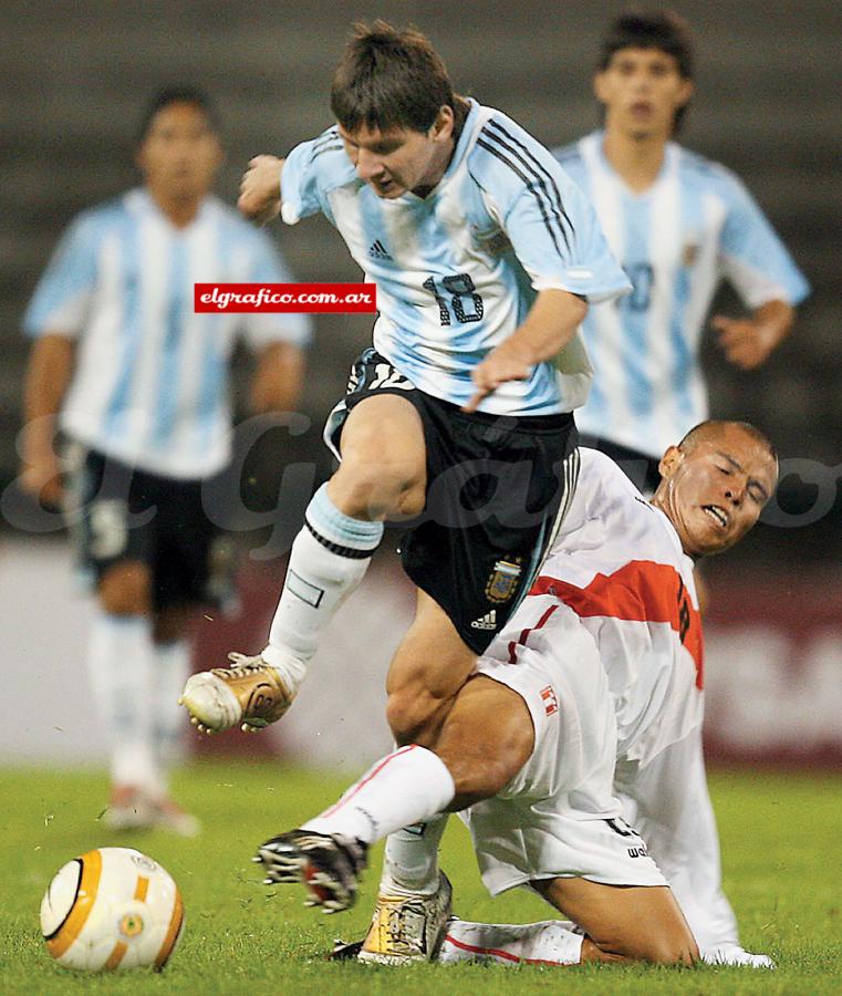 Messi tira la gambeta y pasa. Ante Perú fue titular por primera vez y gritó su tercer gol.