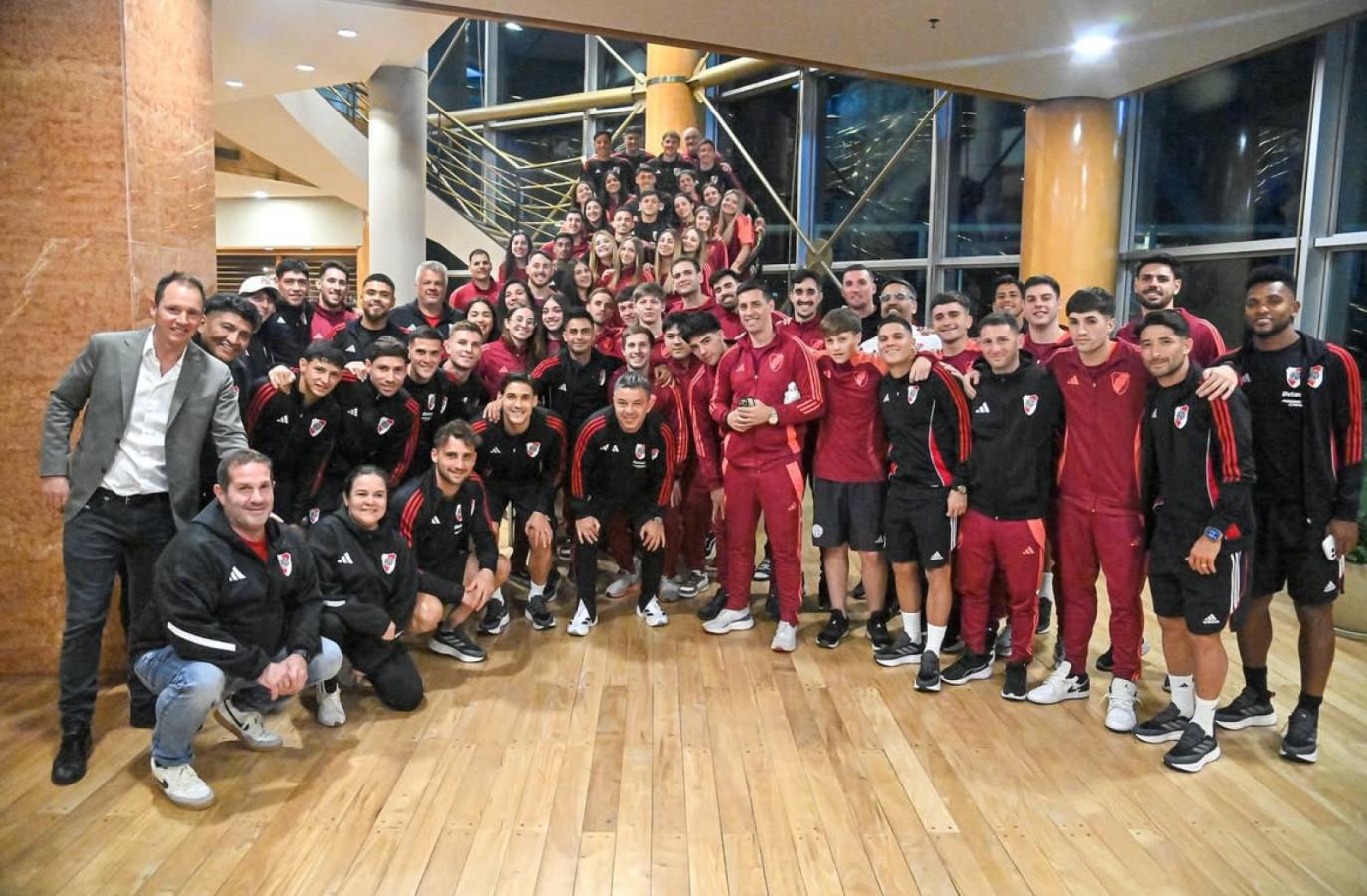 Imagen Brito y Gallardo, en la misma foto junto a las delegaciones de handball de River.