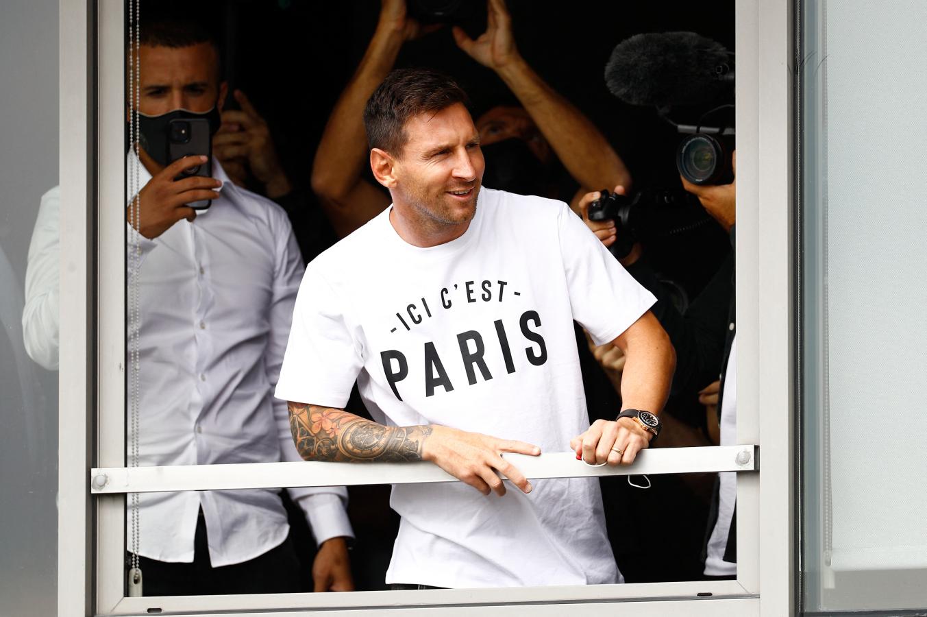 Imagen La primera imagen de Messi en París: remera a tono y de cara a su gente (Sameer Al-DOUMY / AFP)